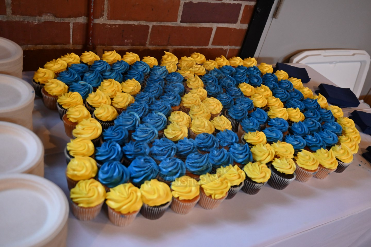 cupcakes in the shape of a 20