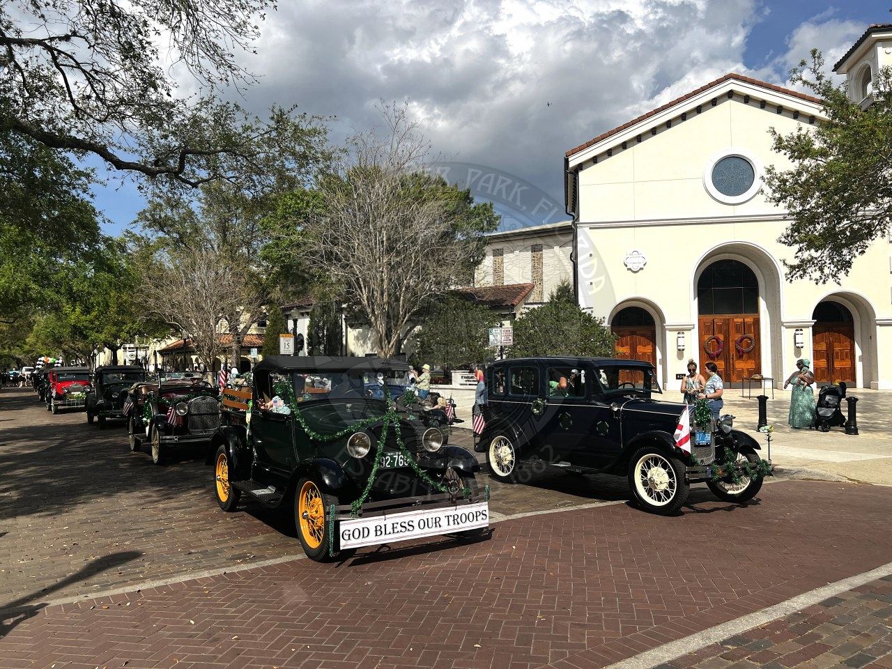 Vintage cards lined up for the parade