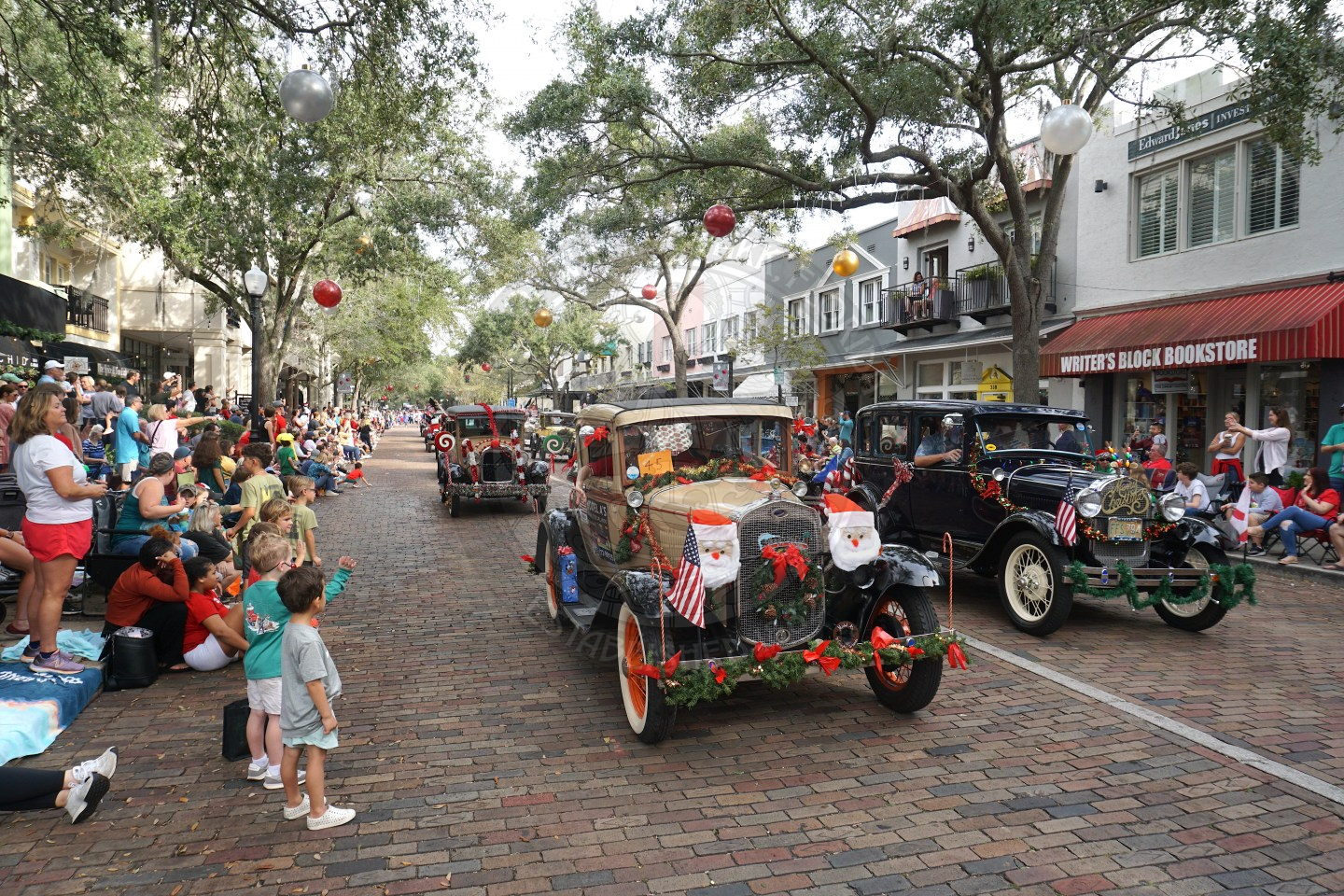 old antnique cars decorated for Chrsitmas and riding down Park Avenue.