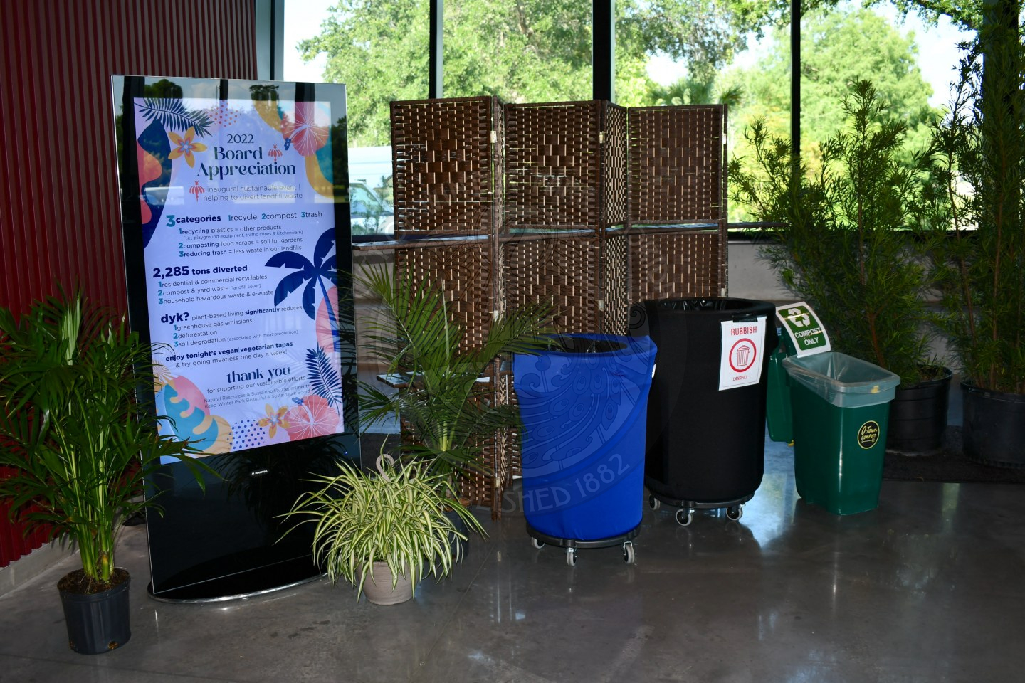 Digital sign explaining the difference between trash, recycle and compsoting