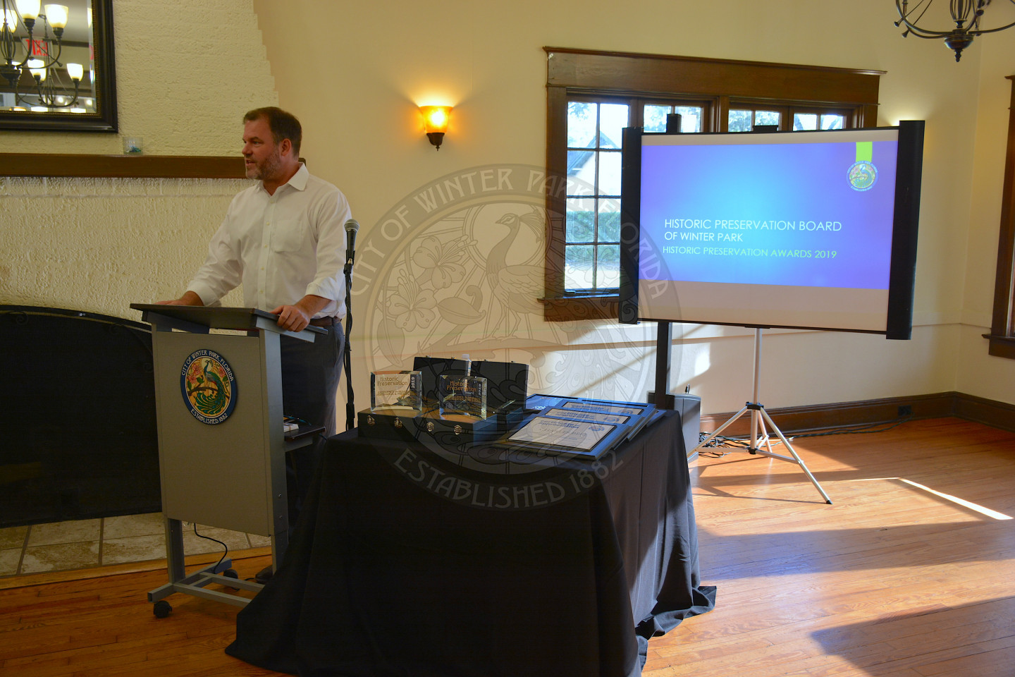 Mayor Steve Leary talking at podium during event