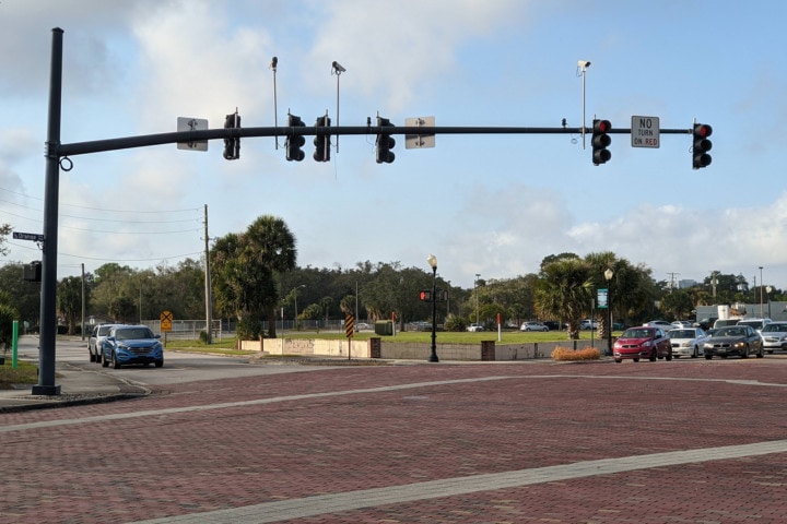 vacant lot at intersection with cars stopped at trafffic lights